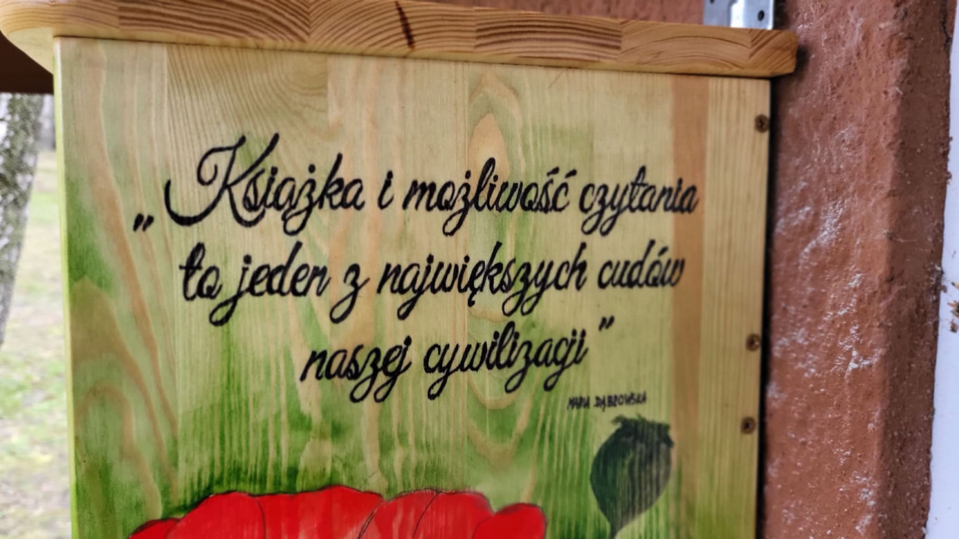 Pierwsza półka bookcrossingowa w Zalesiu. Nowe atrakcje na plaży miejskiej [FOTO]
