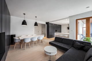 Minimalistyczny salon: czerń i biel w projekcie wnętrza