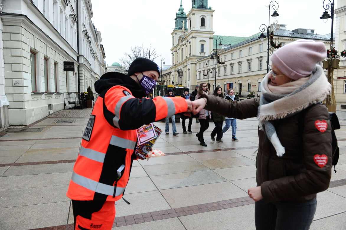 30. Finał WOŚP w Warszawie. Wolontariusze kwestują na ulicach, nie pokonała ich wichura
