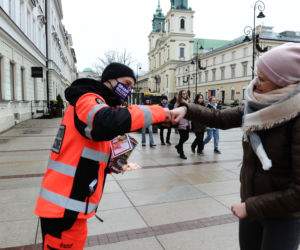30. Finał WOŚP w Warszawie. Wolontariusze kwestują na ulicach, nie pokonała ich wichura