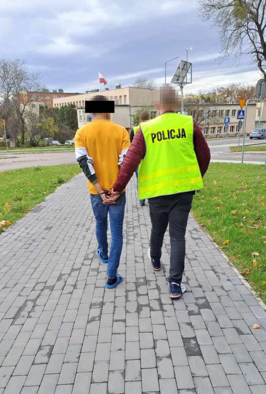 Zapakował narkotyki do słoików i ruszył w drogę. Wpadł podczas policyjnej kontroli