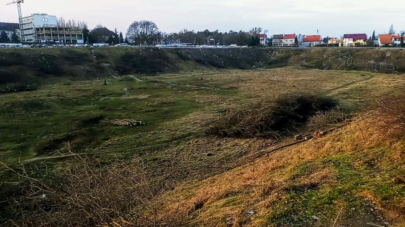 Wielki krater na Pogodnie