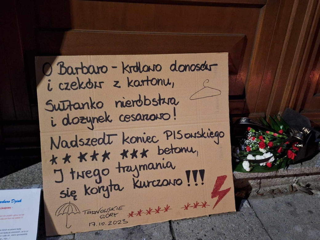 Impreza pożegnalna pod biurem poselskim Barbary Dziuk. "O Barbaro, królowo donosów!" 