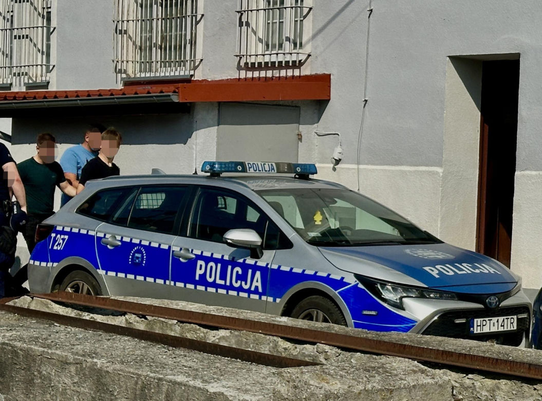Dramat w parku w Pasłęku. Dwóch nastolatków ugodzonych noże