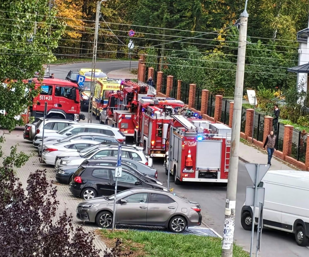 Wozy strażackie i karetka przed szkołą w Mińsku Mazowieckim. O ewakuacji uczniów przeczytasz na Eska Siedlce.