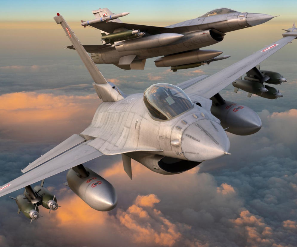 Dwa uzbrojone polskie myśliwce F-16 lecące nad chmurami podczas misji NATO. O szczegółach przeczytasz na SE Portal Obronny.
