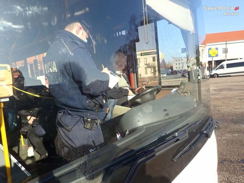 Śląskie: W komunikacji miejskiej i sklepach coraz więcej policyjnych patrol. Rośnie liczba mandatów za brak maseczki
