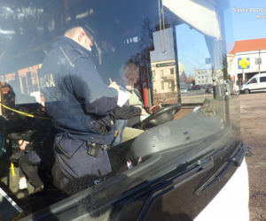 Śląskie: W komunikacji miejskiej i sklepach coraz więcej policyjnych patrol. Rośnie liczba mandatów za brak maseczki