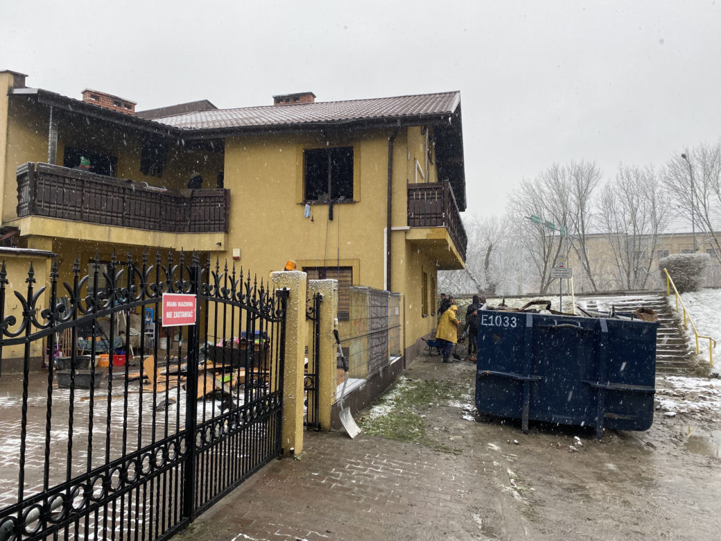 W ogniu stracili wszystko. "Wyniosłem córkę na rękach do żony na balkon, sam wyskoczyłem przez okno"