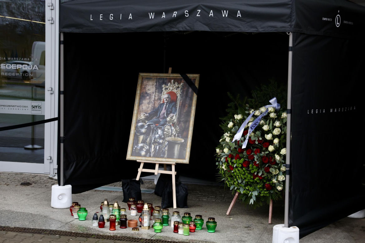 Legia żegna Lucjana Brychczego. Znicze pod stadionem