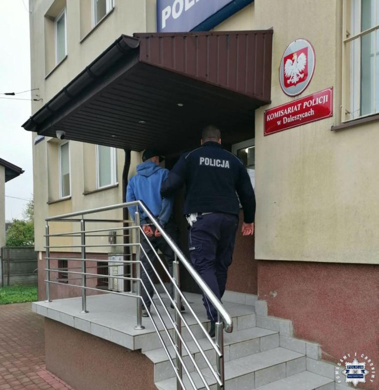 Pościg na DK74 pod Kielcami. 22-latek uderzył w radiowóz i próbował uciekać pieszo