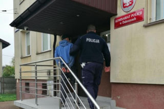 Pościg na DK74 pod Kielcami. 22-latek uderzył w radiowóz i próbował uciekać pieszo