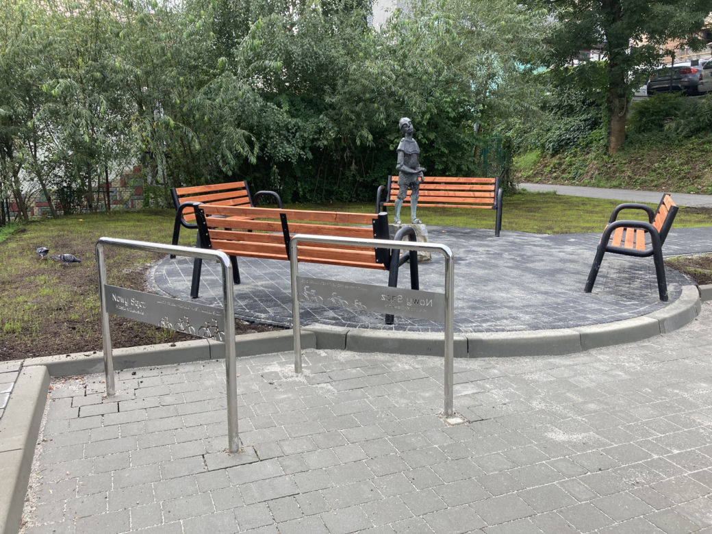 Pomnik sikającego rycerza w nowym miejscu