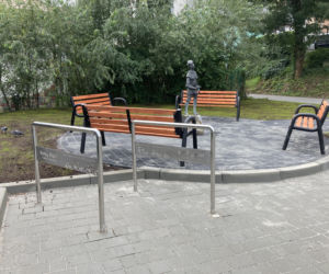 Pomnik sikającego rycerza w nowym miejscu