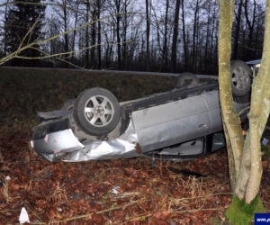 Na trasie Pisz - Jeże dachowało osobowe Audi