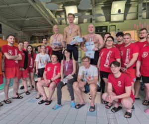 Pływali w basenie przez 12 godzin non stop.  Dwóch ratowników WOPR z Radomia na podium zawodów w Grójcu. 