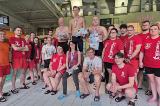 Pływali w basenie przez 12 godzin non stop.  Dwóch ratowników WOPR z Radomia na podium zawodów w Grójcu. 