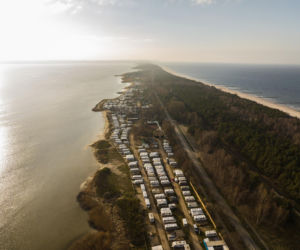 Dramatyczne chwile na Pomorzu. Trwają poszukiwania 35-letniego surfera z Bydgoszczy. Jego deskę znaleziono na plaży