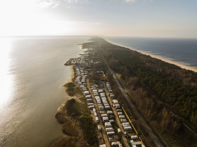 Dramatyczne chwile na Pomorzu. Trwają poszukiwania 35-letniego surfera z Bydgoszczy. Jego deskę znaleziono na plaży