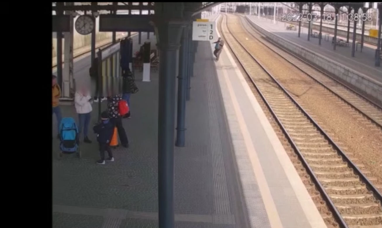 Groza na gdańskim dworcu! Spadł na torowisko, mógł skończyć tragicznie. Jest nagranie