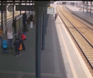 Groza na gdańskim dworcu! Spadł na torowisko, mógł skończyć tragicznie. Jest nagranie
