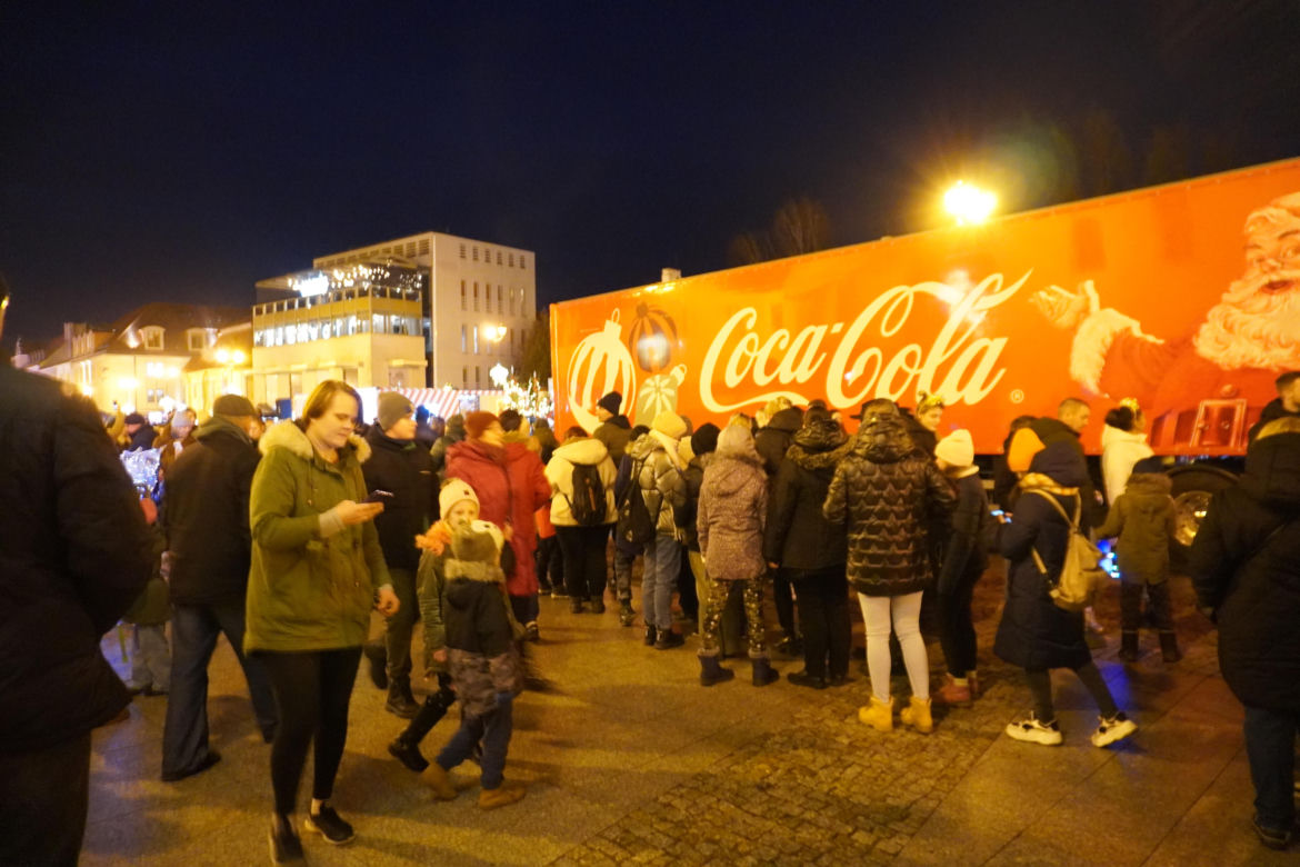 Ciężarówka Coca-cola w Białymstoku! Świąteczna atrakcja przyciągnęła tłumy mieszkańców na Rynek Kościuszki