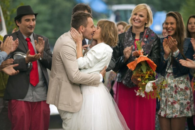 Pierwsza miłość. Radek (Mateusz Banasiuk), Nikola (Anna Kózka), Otylia (Otylia Jędrzejczak)