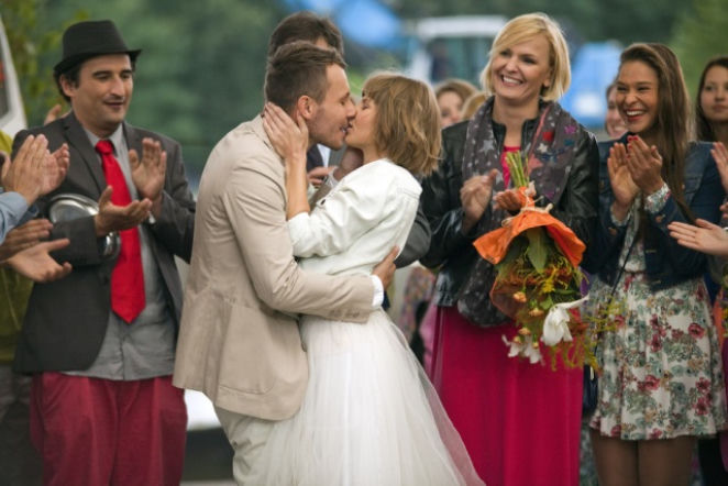 Pierwsza miłość. Radek (Mateusz Banasiuk), Nikola (Anna Kózka), Otylia (Otylia Jędrzejczak)