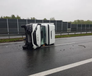 Kolizja na tarnowskim odcinku autostrady. Porsche nie dało rady ciężarówce