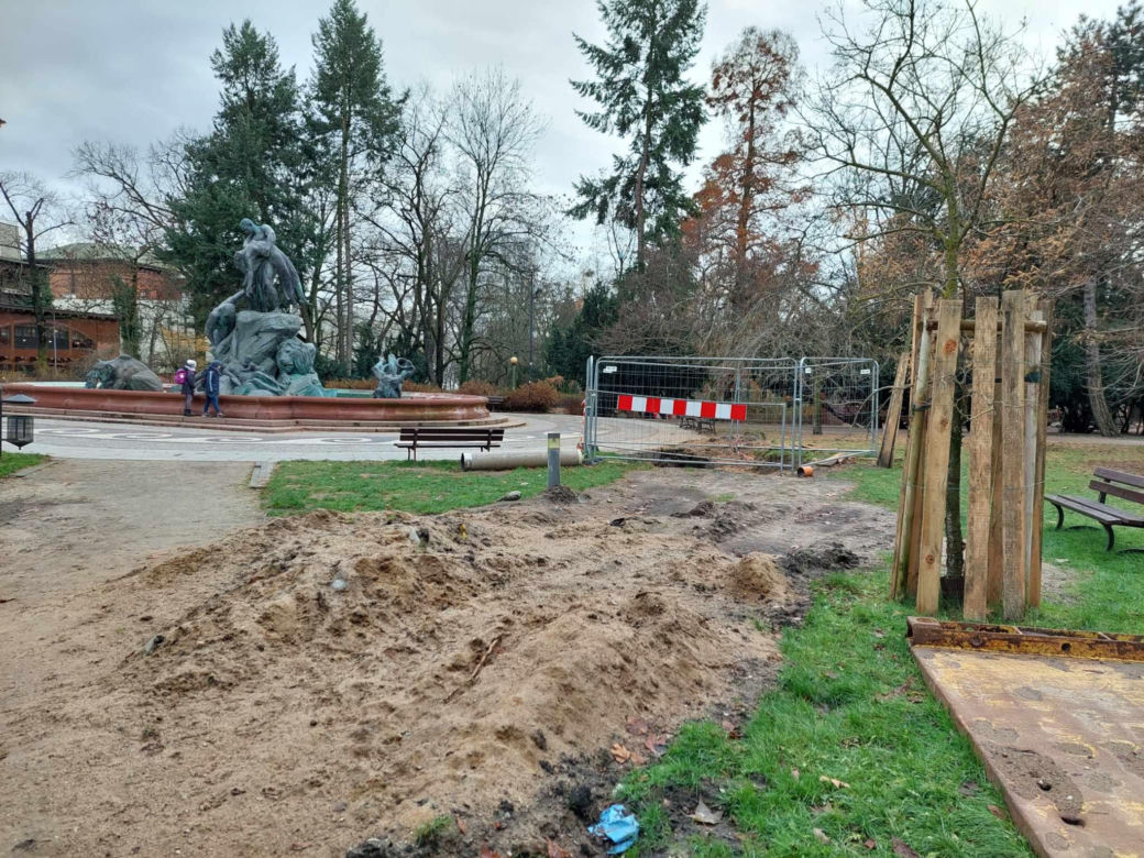 Plac Wolności to ciągle plac budowy. Przed kościołem mają być jak najlepsze warunki do handlu kwiatami [WIZUALIZACJE, ZDJĘCIA]