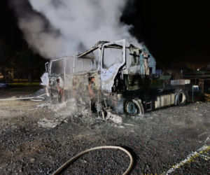 Pożar na terenie firmy w Nietążkowie. Spłonęły dwa ciągniki siodłowe