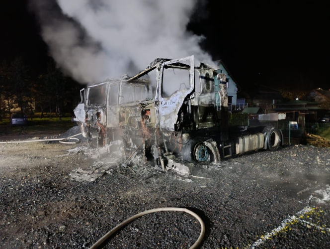Pożar na terenie firmy w Nietążkowie. Spłonęły dwa ciągniki siodłowe