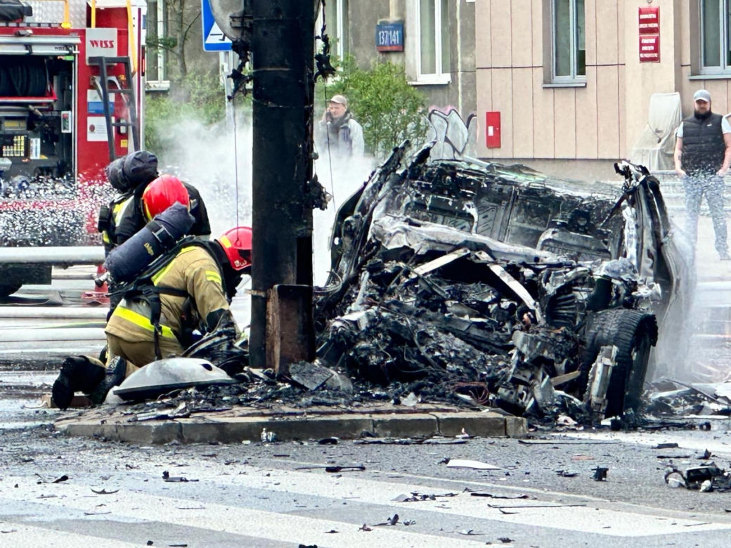 Autem elektrycznym huknął w słup, pojazdstanął w ogniu