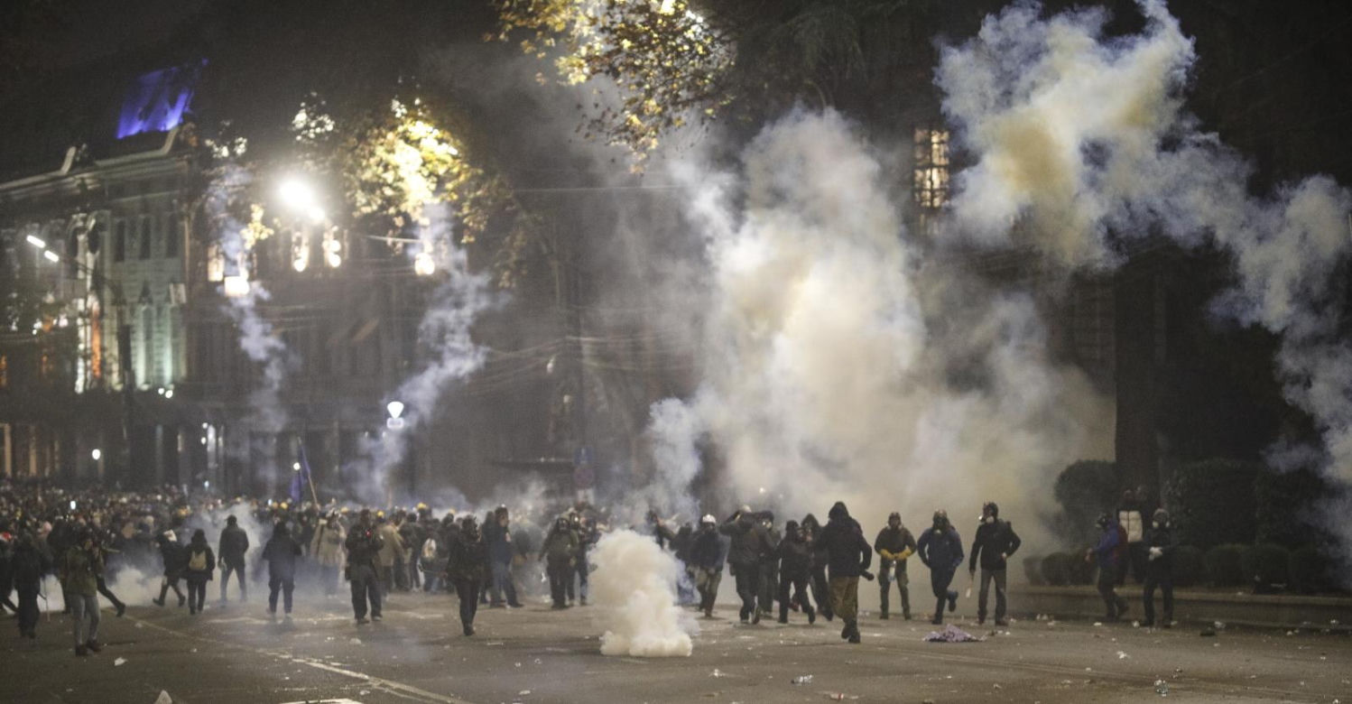 „Rewolucja fajerwerków”. Kolejna brutalna noc w Tbilisi 