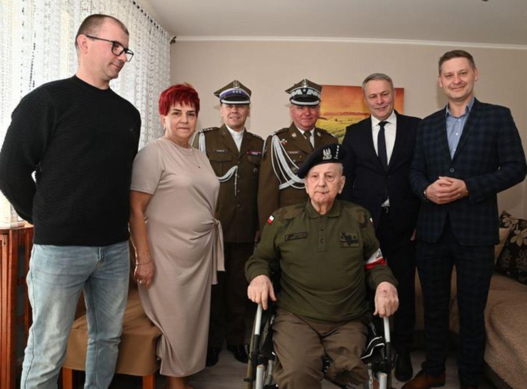Wojskowa orkiestra zagrała pod balkonem w środku osiedla. Tak setne urodziny świętował pan Stanisław, żołnierz AK