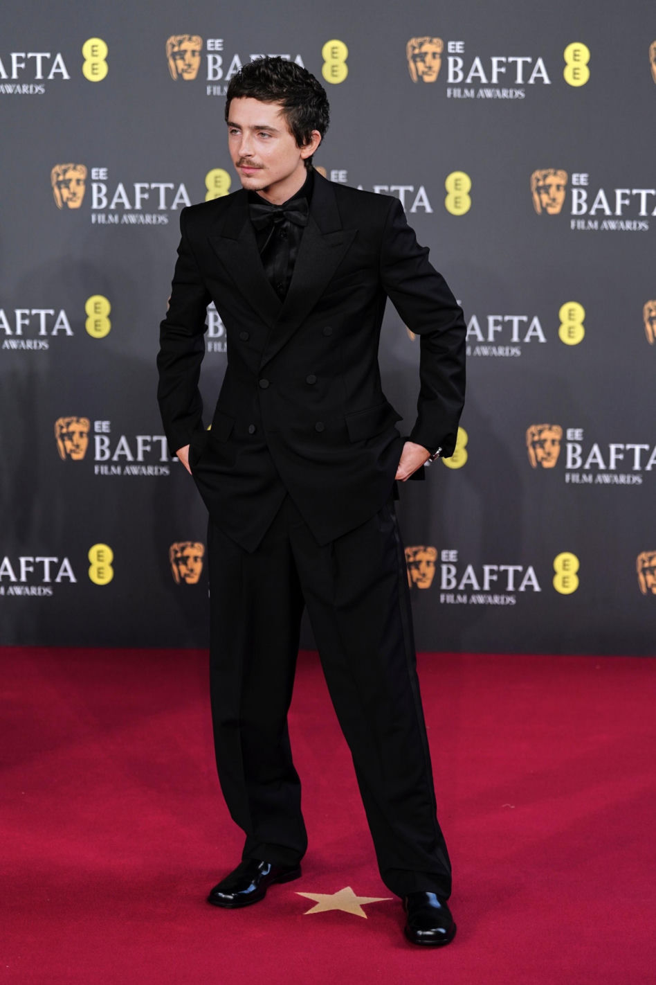 Gwiazdy przebrane za abażury na Bafta. Kto się popisał najlepszą kreacją?