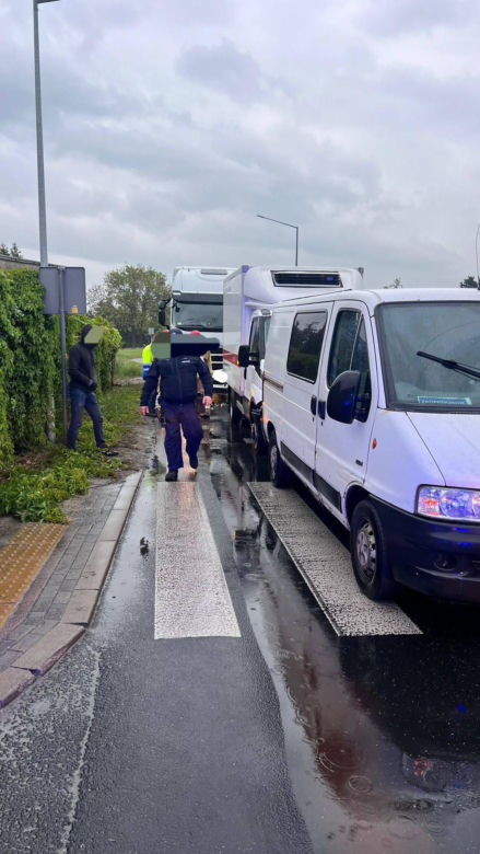 Zderzenie trzech pojazdów w Sarnowej koło Rawicza. Jedna osoba poszkodowana