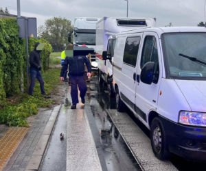 Zderzenie trzech pojazdów w Sarnowej koło Rawicza. Jedna osoba poszkodowana