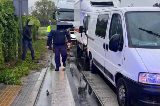 Zderzenie trzech pojazdów w Sarnowej koło Rawicza. Jedna osoba poszkodowana
