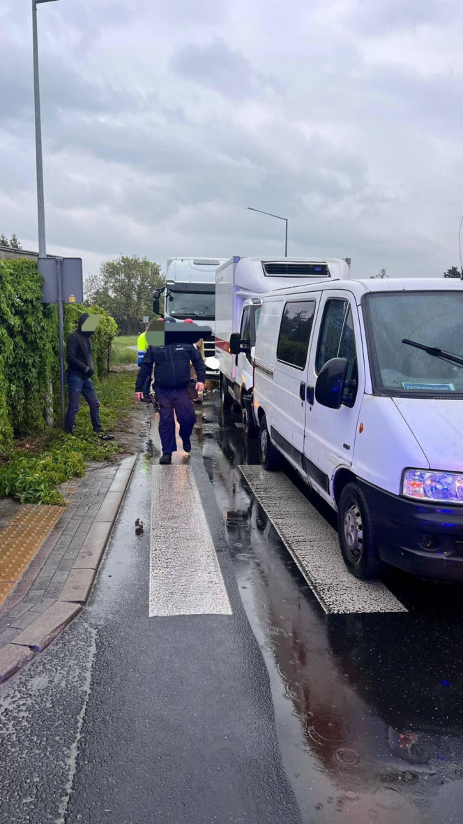 Zderzenie trzech pojazdów w Sarnowej koło Rawicza. Jedna osoba poszkodowana
