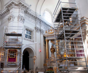 Złote ołtarze w kościele seminaryjnym 