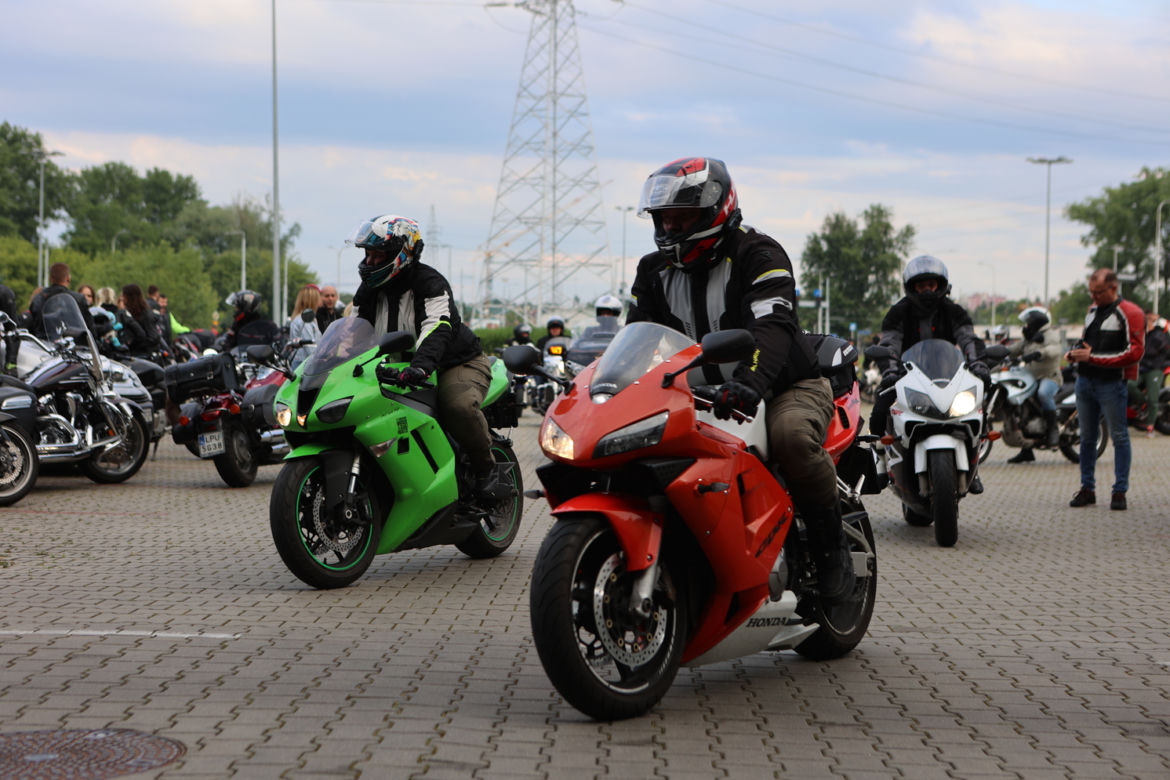 Przed Areną Lublin symbolicznie pożegnano dwójkę tragicznie zmarłych motocyklistów
