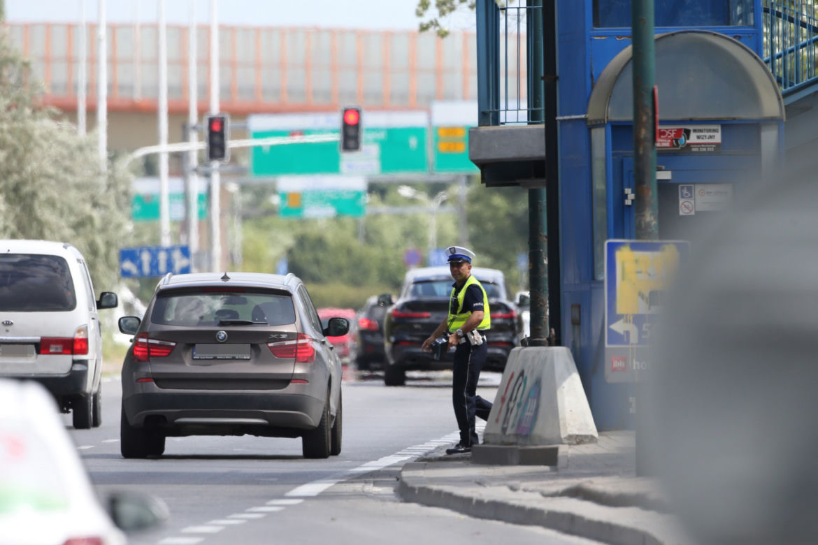 Policjanci kryją się za windą