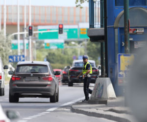 Policjanci kryją się za windą