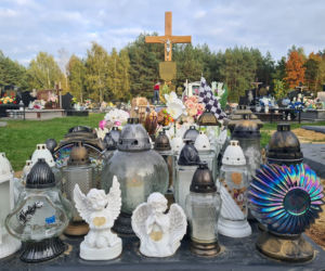 Grób rodziców z Przędzela, których zabił pijany kierowca zdobią białe aniołki [ZDJĘCIA]