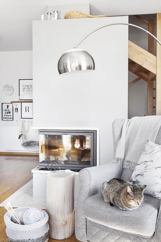 Salon z kuchnią w apartamencie w stylu skandynawskim