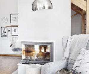 Salon z kuchnią w apartamencie w stylu skandynawskim