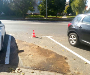 Senior chciał podpalić auto przed komendą? Pod samochodem znaleźli torby z paliwem i świeczkę
