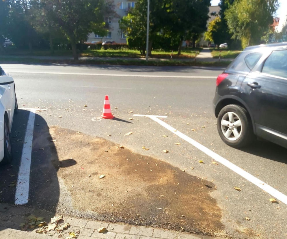Torby z paliwem i świeczka pod autem przed komendą w Ciechanowie. Zatrzymano 78-latka