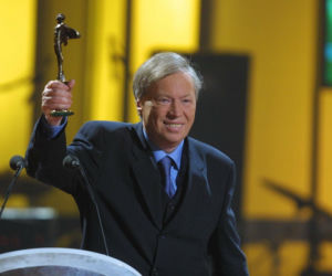 Kraków pamięta. Na grobie Marka Grechuty zawsze palą się znicze. Jeden szczegół jego grobu chwyta za serce